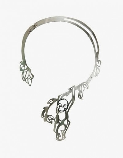 Серебряное колье с орангутангом, сделанное Harriet Bedford
