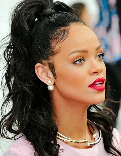 Рианна в двухсторонних пусетах Mise en Dior с жемчугом