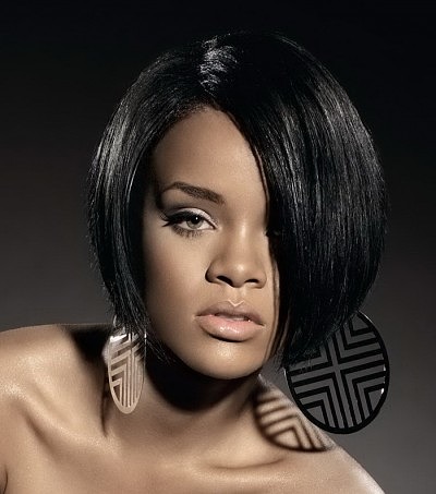 Рианна в круглых плоских серьгах