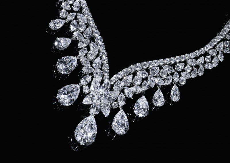 Бриллиантовое колье от Cartier общим весом 190 карат (примерная стоимость: 6-10 миллионов долларов).