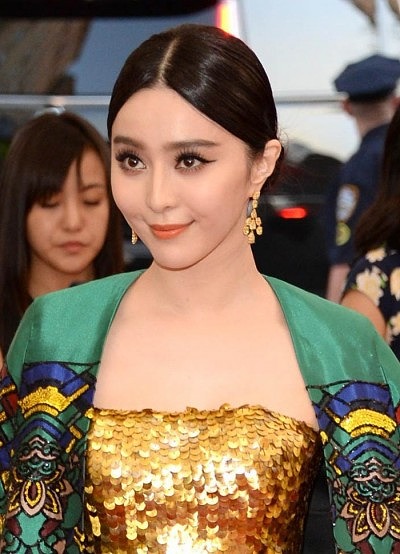 Фань Бинбин в серьгах с желтыми бриллиантами от Chopard