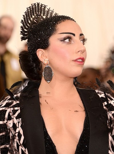 Леди Гага в нефритовых серьгах от Fred Leighton