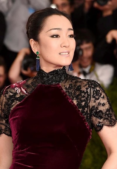 Гун Ли в серьгах с сапфирами и изумрудами от Piaget