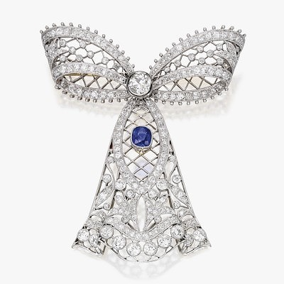 Брошь-бант из золота и платины с сапфиром и бриллиантами, приблизительно 1910 год