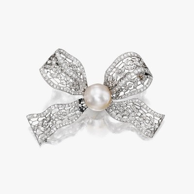 Платиновая брошь-бант с бриллиантами и жемчугом, приблизительно 1910 год