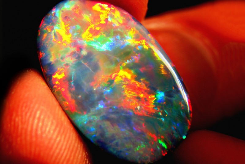 Opale noire naturelle pesant 16,42 carats. Photo wikipedia.org