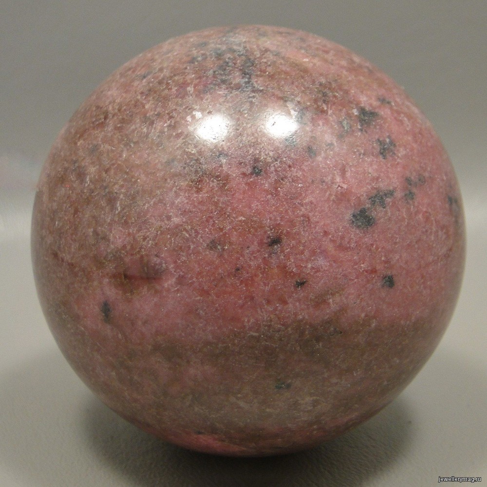 Розовый камень с прожилками
