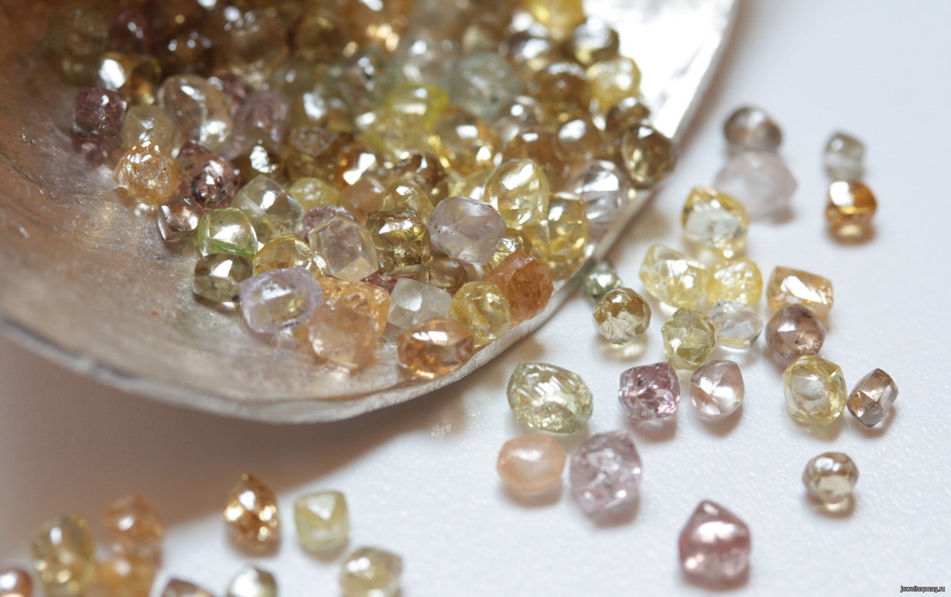 https://jewellerymag.ru/wp-content/uploads/2015/12/jewellerymag-ru-1-rough-diamonds.jpg