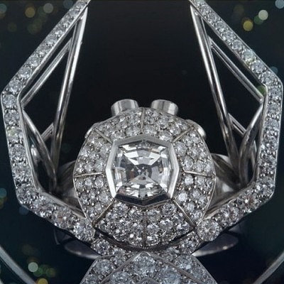 Голова паука украшена бриллиантом 0,8 карата