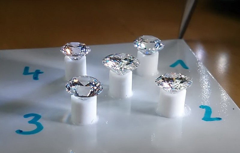 Наглядное сравнение настоящего бриллианта (в центре) с его аналогами: 1 — фианит (кубический цирконий), 2 — муассанит, 3— бриллиант ASHA, 4 —лабораторно выращенный бриллиант