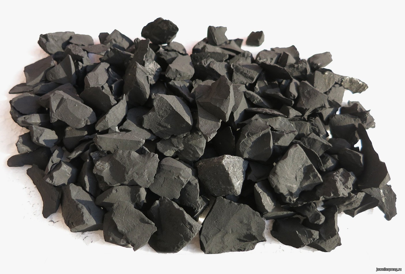 Какой камень добывают в карелии кроме шунгита. Карельский шунгит. Природный минерал шунгит. Шунгит черный минерал. Корейский шунгит камень.