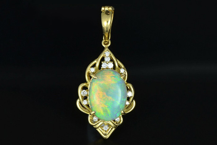 Подвеска с опалом и бриллиантами