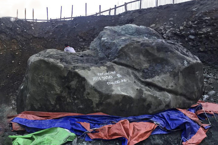 Нефрит весом 175 тонн, найденный на бирманском месторождении Качин