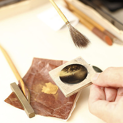 Часы Chopard LUC XP Urushi. Циферблат посыпается золотой пылью 