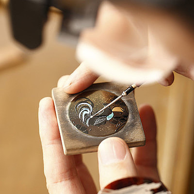 Часы Chopard LUC XP Urushi. Художник вручную наносит рисунок